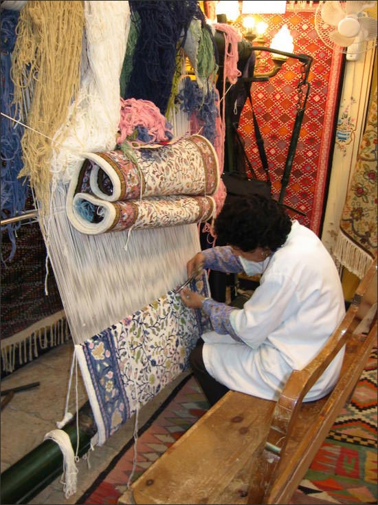 La conception d' un tapis d' Orient de 3m x 2m prend environ une ann&eacute;e de travail manuel !